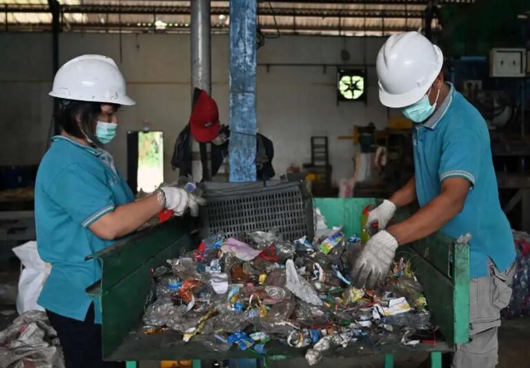 Công nhân phân loại rác nhựa tại một nhà máy tái chế nhựa ở Tangerang, tỉnh Banten, Indonesia